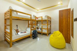 Ein Bett oder Betten in einem Zimmer der Unterkunft The Social Stays Jaipur formerly ArtBuzz