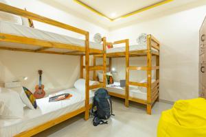 Ein Bett oder Betten in einem Zimmer der Unterkunft The Social Stays Jaipur formerly ArtBuzz