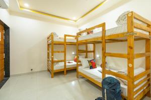 Ein Bett oder Betten in einem Zimmer der Unterkunft The Social Stays Jaipur formerly ArtBuzz