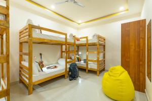 Ein Bett oder Betten in einem Zimmer der Unterkunft The Social Stays Jaipur formerly ArtBuzz