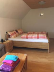 מיטה או מיטות בחדר ב-Ferienwohnung Arnika