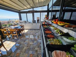 ein Buffet mit vielen verschiedenen Speisen in der Unterkunft Anthemis Hotel in Istanbul