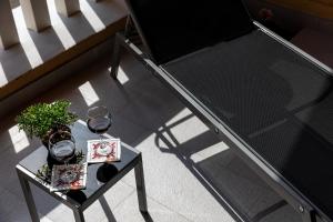 Apartment Porat في دوبروفنيك: اطلالة علوية على طاولة فيها كاسات ومصنع