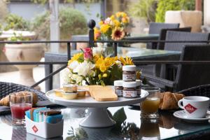 un vassoio di prodotti per la colazione su un tavolo nel patio di Albergo Pompei Valley a Pompei