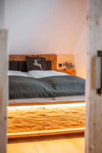 1 cama con marco de madera en una habitación en Zugspitze Apartment Sonn.Schein en Kurort Altenberg