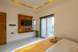 Ein Bett oder Betten in einem Zimmer der Unterkunft The Social Stays Jaipur formerly ArtBuzz