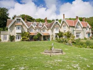 una casa grande con un gran césped delante de ella en Lisle Combe en Ventnor