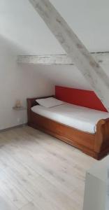 - une chambre avec un lit doté d'un matelas rouge et blanc dans l'établissement Entre verre et mer, à Dargnies