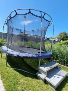 pusta trampolina w trawie na polu w obiekcie Domki letniskowe bez zwierząt w mieście Międzyzdroje