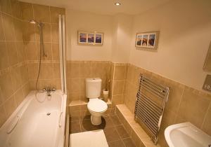 ein Badezimmer mit einem WC, einer Badewanne und einem Waschbecken in der Unterkunft Chaucer's Retreat, Chaucer House, Keswick in Keswick