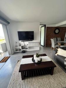 Televisyen dan/atau pusat hiburan di Lionel’s Garden Route Getaway