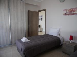 1 dormitorio con 1 cama grande en una habitación en Roza's Family House, en Imerovigli