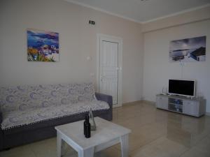sala de estar con sofá y mesa en Roza's Family House, en Imerovigli