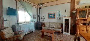 sala de estar con sofá y mesa en Lighthouse Gabbiano Azzurro, en Villaggio San Leonardo