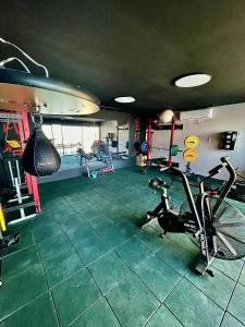 um quarto com ginásio com bicicleta e pesos em Galilee Hills - Resort & Suites em Maghār