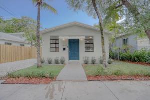 una casa bianca con una porta blu e palme di Stylish, Modern with a splash of Glam! Upscale 4-3 In Historic Coconut Grove a Miami