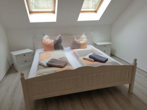 - une chambre avec un grand lit et des oreillers dans l'établissement Ferienwohnung 6 - Gourmetzimmer, à Bestensee