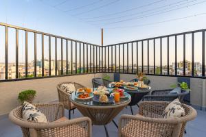 Ein Balkon oder eine Terrasse in der Unterkunft The Social Stays Jaipur formerly ArtBuzz