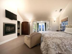 um quarto grande com uma cama e uma cadeira em Modern Castle with Kitchen Hot Tub, Cafe, Office em San José