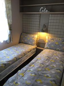 two beds sitting next to each other in a bedroom at Sterlochy lodge in Boat of Garten