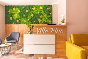 una sala de estar con un sofá amarillo y una pintura en Villa Pino, en Velingrad