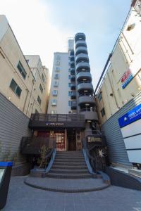 um edifício com escadas em frente a um edifício em HOTEL MYSTAYS Shinsaibashi em Osaka