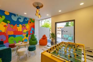 ein Zimmer mit einem Billardtisch und einer farbenfrohen Wand in der Unterkunft The Social Stays Jaipur formerly ArtBuzz in Jaipur