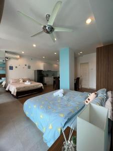 喬治市的住宿－Mansion One by PerfectSweetHome Ocean Concept，一间卧室配有两张床和吊扇