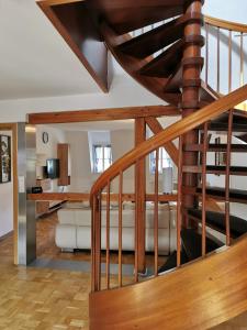 - un escalier en colimaçon dans le salon doté d'un canapé dans l'établissement Apartment am Zolltor, à Wertheim