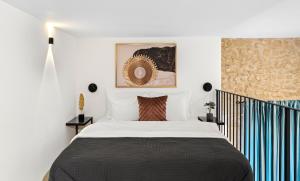 1 dormitorio con 1 cama con edredón blanco y negro en מלון הליוס בוטיק מרשת מלונות לה פינקה, en Beer Sheva