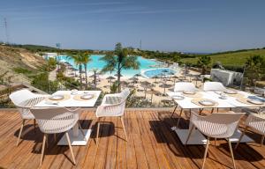 Bazén v ubytování 2214-Modern apt with private beach nebo v jeho okolí