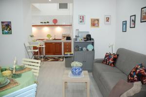 トッレ・アンヌンツィアータにあるCasa Vacanze Totò Saporeのソファとテーブルのあるリビングルーム