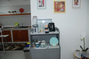 トッレ・アンヌンツィアータにあるCasa Vacanze Totò Saporeのカップが置かれたテーブル付きのおもちゃのキッチン