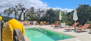 una piscina con sillas, una mesa y un patio en Peiranze144 b&b en San Remo