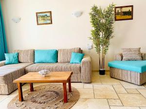 sala de estar con sofá y mesa de centro en Royal Apartment Sea view by Kaliakria, en Topola