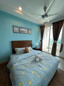 niebieska sypialnia z łóżkiem z misiem w obiekcie Mansion One by PerfectSweetHome Ocean Concept w mieście George Town