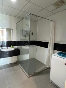 een badkamer met een glazen douche en een wastafel bij Mansion One by PerfectSweetHome Ocean Concept in George Town