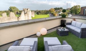 Uma área de estar em Trim Castle Hotel