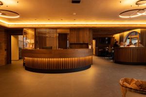a lobby with a bar and a restaurant at Camino Rustic Chic Hotel in Livigno