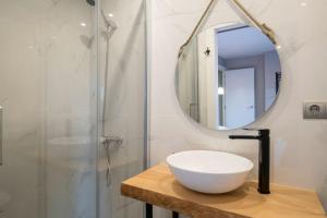 un bagno con un lavandino bianco e uno specchio di BeBarceloner Sant Andreu Apartments - 1 bedroom with terrace a Barcellona Altre 32 foto