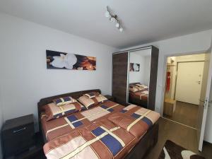 Krevet ili kreveti u jedinici u okviru objekta Park West Apartment - Free Parking +17 fotografija