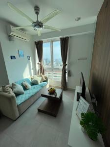 喬治市的住宿－Mansion One by PerfectSweetHome Ocean Concept，客厅配有蓝色的沙发和桌子