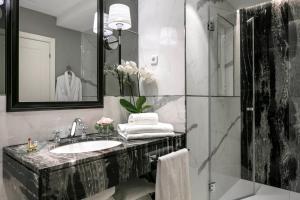 A bathroom at Emperador