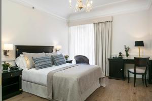 A bed or beds in a room at Emperador