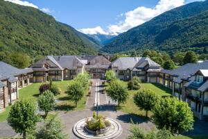 una vista aérea de un complejo con montañas en Village Club Les Balcons des Pyrénées en Saint-Mamet