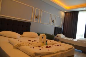 Кровать или кровати в номере Coisin Royal Hotel