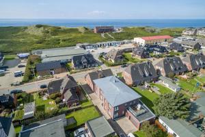 Luftblick auf eine kleine Stadt in der Nähe des Ozeans in der Unterkunft Art your Life Haus Schützenstrasse Whg 2 in Westerland