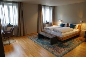 ein Schlafzimmer mit einem großen Bett und einem Teppich in der Unterkunft Gasthof Adler in Bad Wurzach