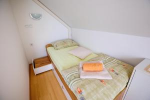 A bed or beds in a room at Vineyard cottage Cvitkovič