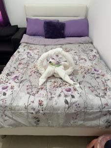 una cama con una persona acostada en ella en The Purple Place, en Abu Dabi